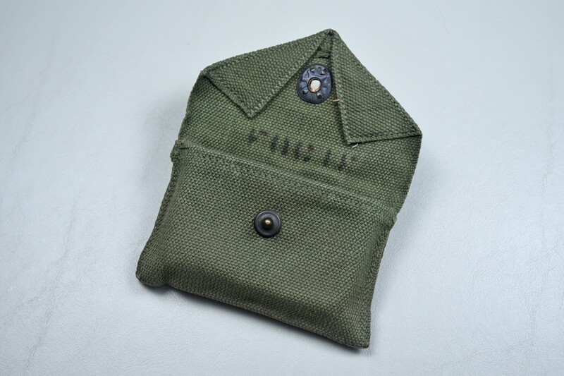 WWII U.S. CARLISLE MODEL FIRST AID PACKET IN CARRIER – MAKER MARKED & NEAR MINT