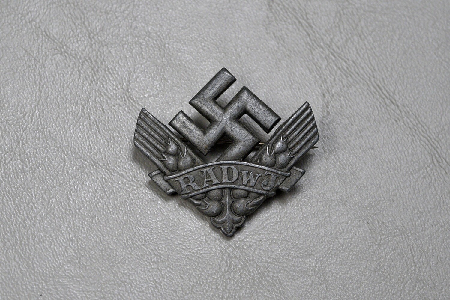 WWII GERMAN RADwj WAR HELPER&#39;S BADGE