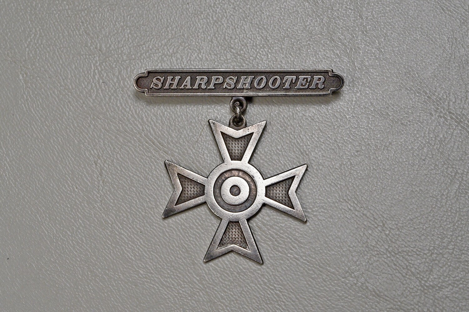 WWII U.S. MARINE CORPS SHARPSHOOTER BADGE w/OPEN CATCH