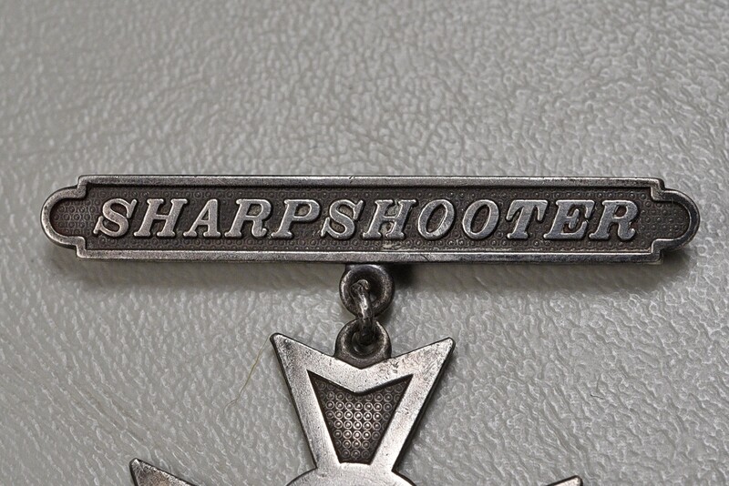 WWII U.S. MARINE CORPS SHARPSHOOTER BADGE w/OPEN CATCH