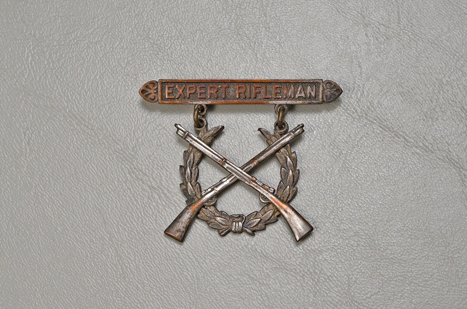 WWII U.S. MARINE CORPS RIFLE EXPERT BADGE - PIN BACK, OPEN CATCH, STERLING