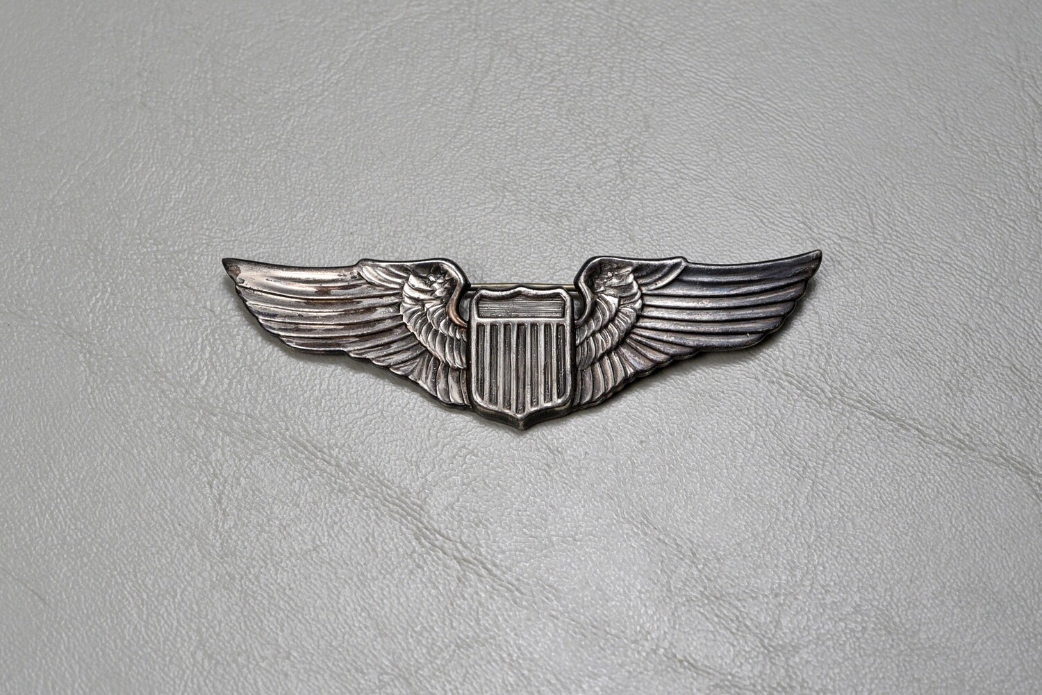 WWII U.S. WWII U.S. ARMY AIR CORPS PILOT WING - JUAREZ STYLE, PIN BACK, STERLING