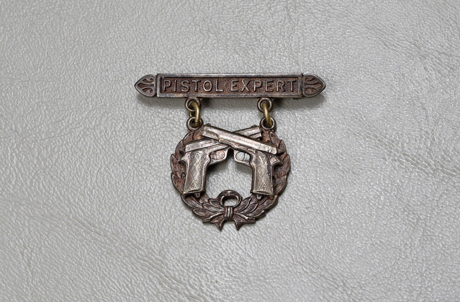 POST - WWI U.S. MARINE CORPS EXPERT PISTOL BADGE w/APPLIED PISTOLS