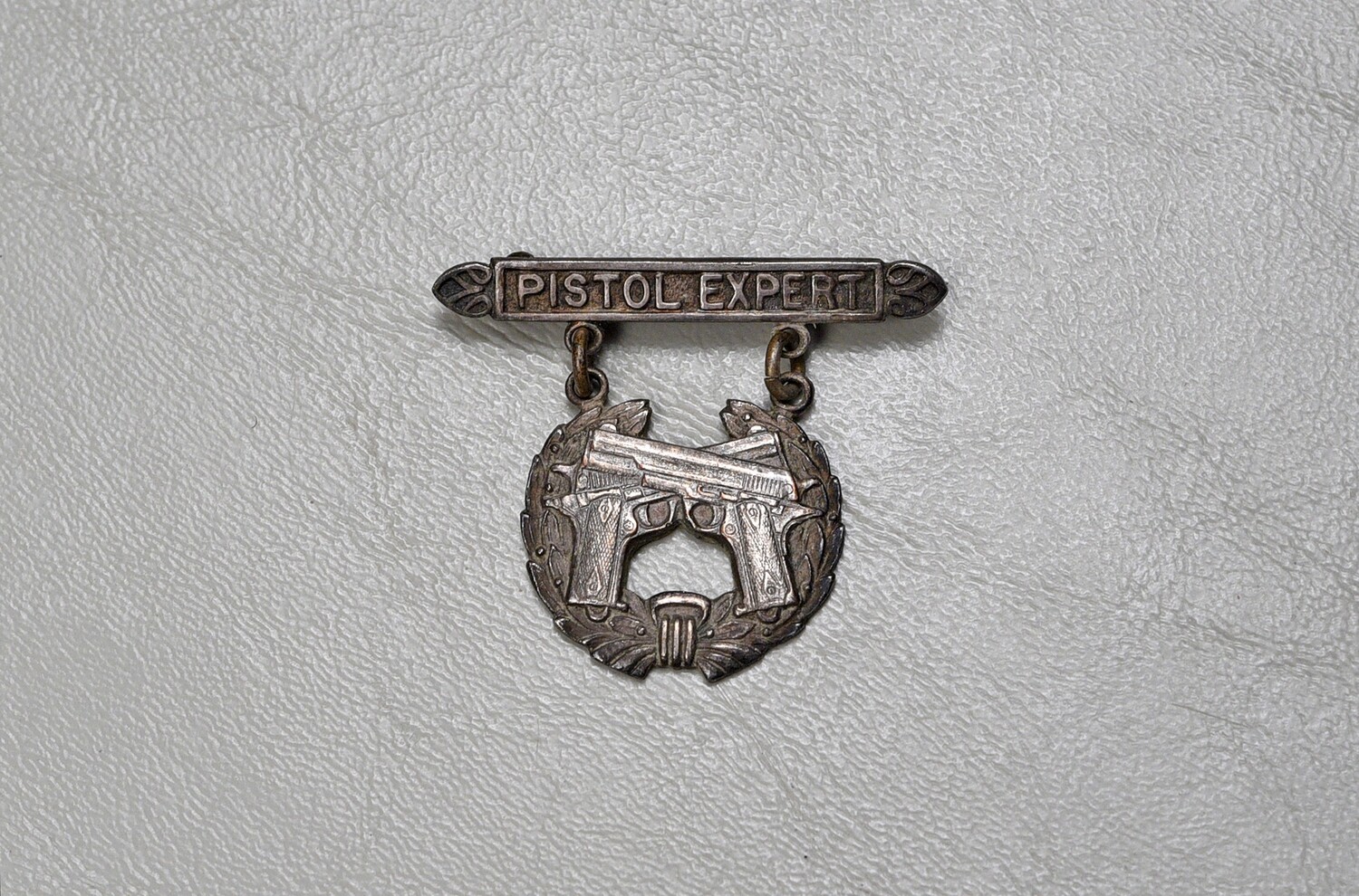 WWII U.S. MARINE CORPS PISTOL EXPERT BADGE w/OPEN CATCH