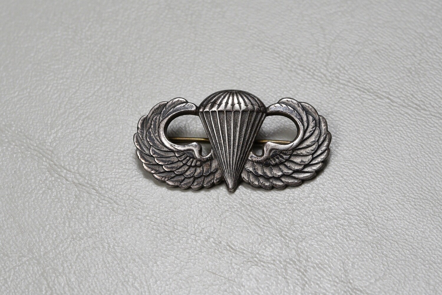 WWII U.S. PARATROOPER JUMP WING BY GEMSCO - PIN BACK, STERLING