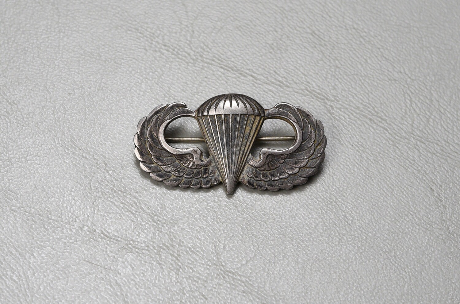 WWII U.S. PARATROOPER JUMP WING BY ROBBINS - PIN BACK STERLING
