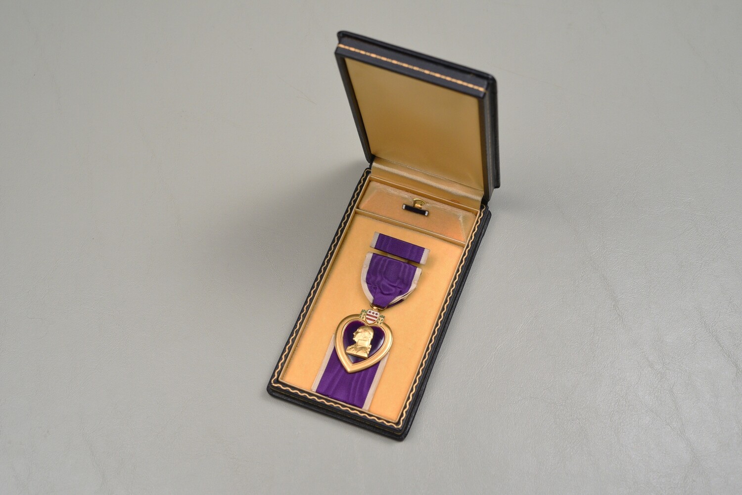 WWII U.S. PURPLE HEART MEDAL IN BLACK LEATHERETTE CASE – NUMBERED &amp; COMPLETE