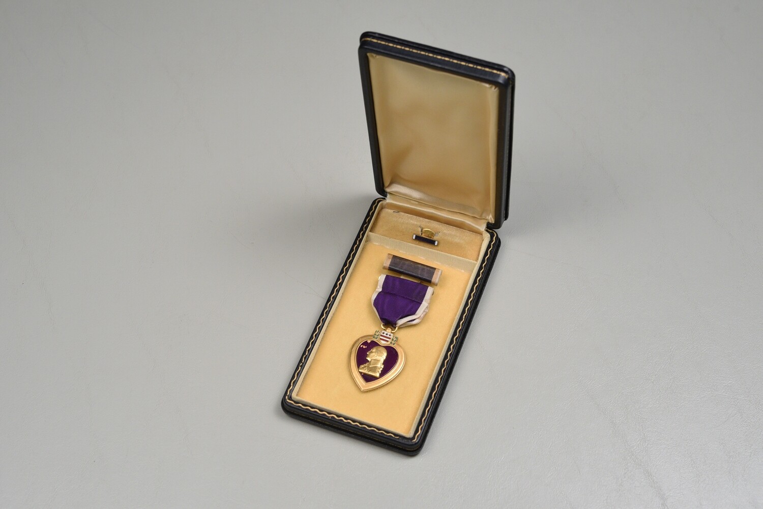 WWII U.S. PURPLE HEART IN PRESENTATION CASE – NUMBERED