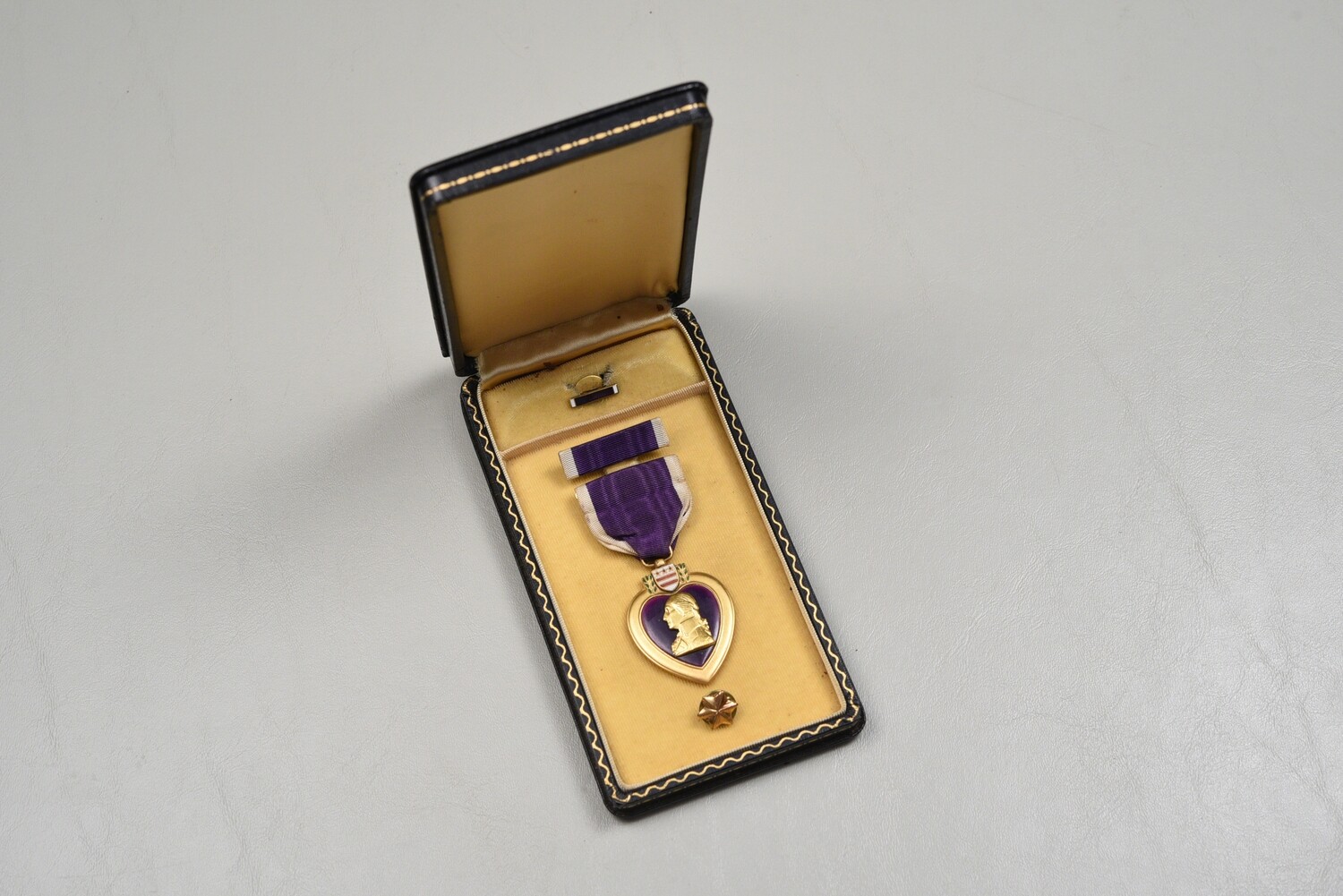 WWII U.S. PURPLE HEART MEDAL IN BLACK LEATHERETTE CASE w/RIBBON BAR &amp; LAPEL PIN