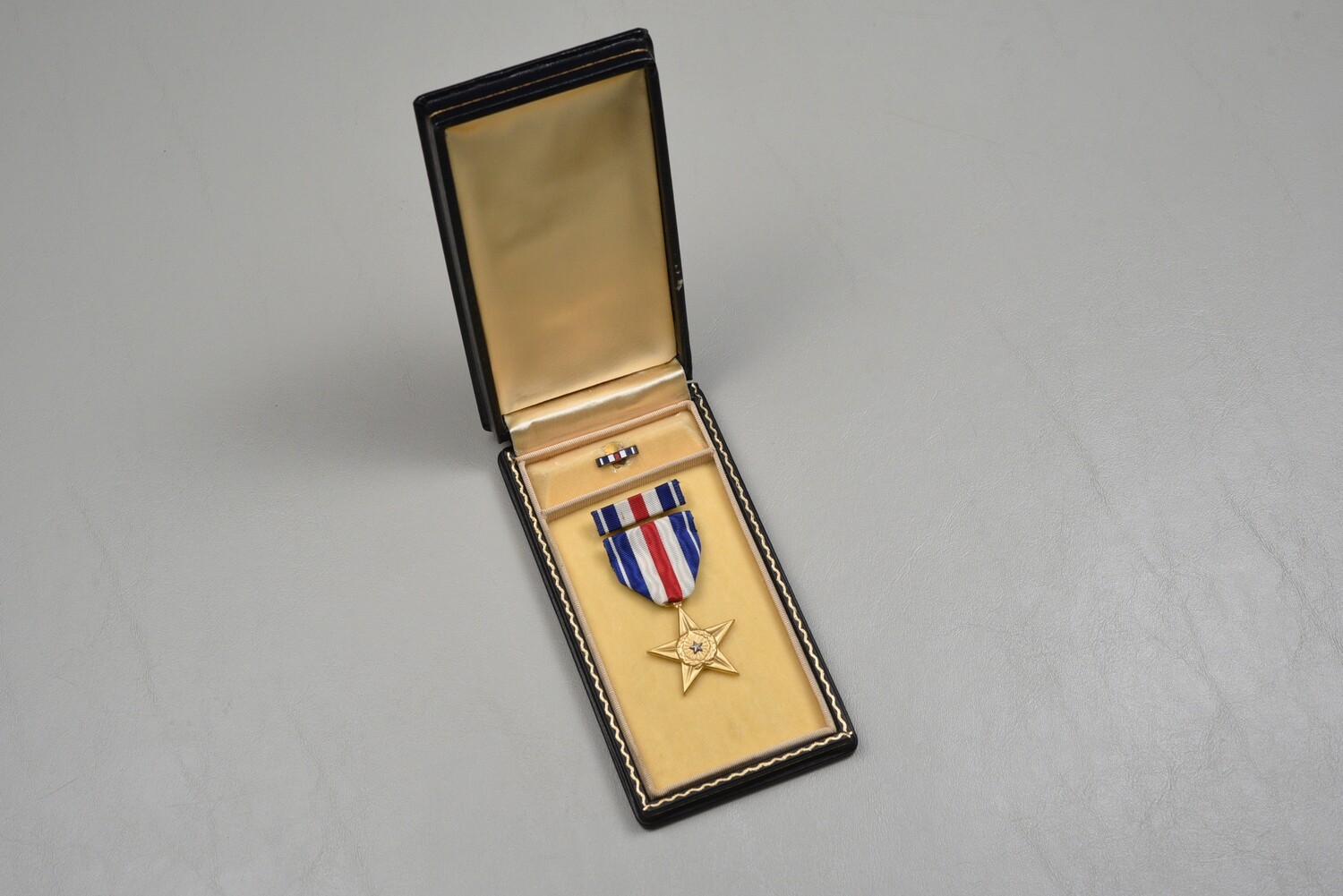 WWII U.S. WWII U.S. SILVER STAR w/SLOT BROACH &amp; THIN PLANCHET IN TITLED PRESENTATION CASE