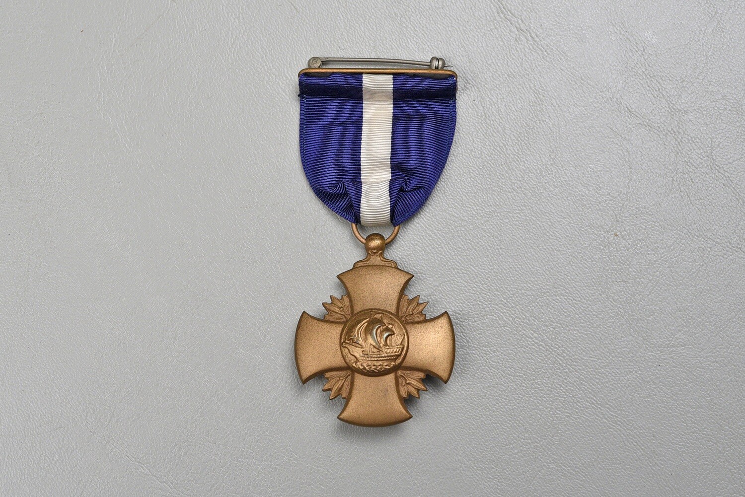 WWII U.S. NAVY CROSS w/WRAP BROACH – NEAR MINT