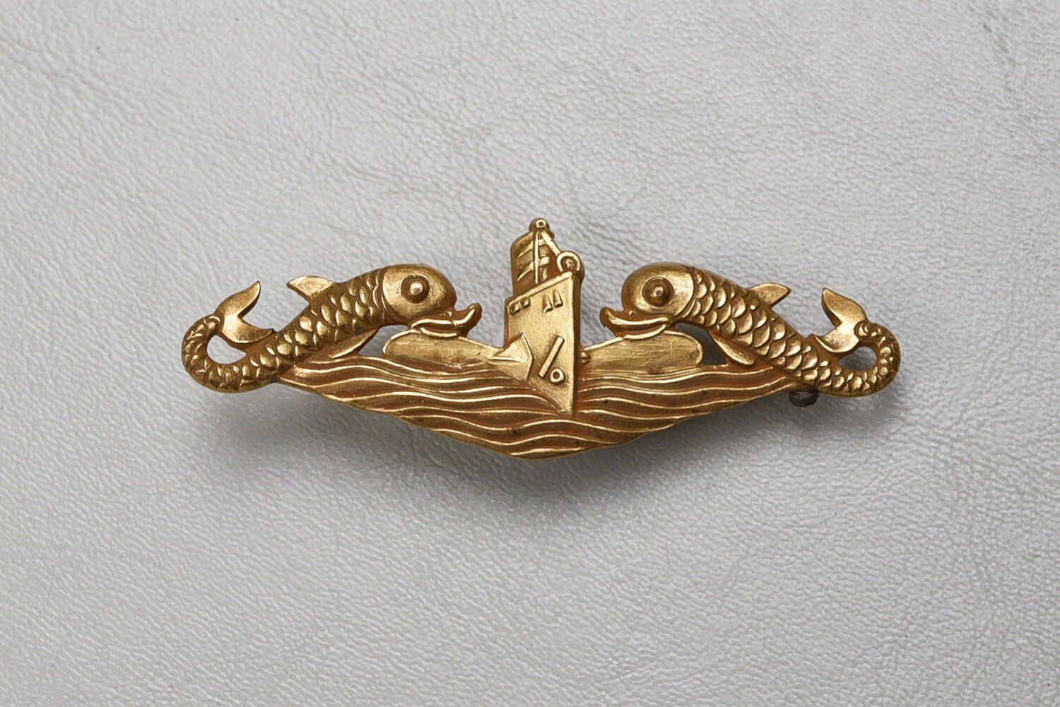 WWII U.S. NAVY SUBMARINE OFFICER&#39;S BADGE BY H&amp;H - DEEP WAVE