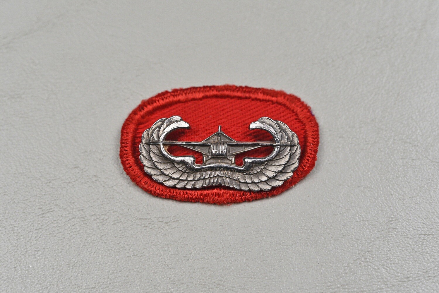 WWII U.S. GLIDER ASSAULT BADGE ON ARTILLERY OVAL - PIN BACK, STERLING