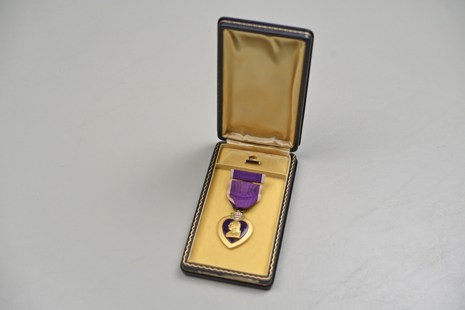 WWII U.S. PURPLE HEART MEDAL IN BLACK LEATHERETTE CASE