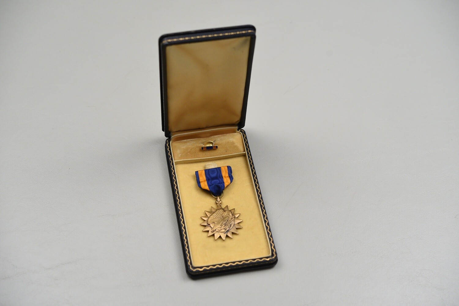 WWII U.S. AIR MEDAL IN BLACK LEATHERETTE CASE