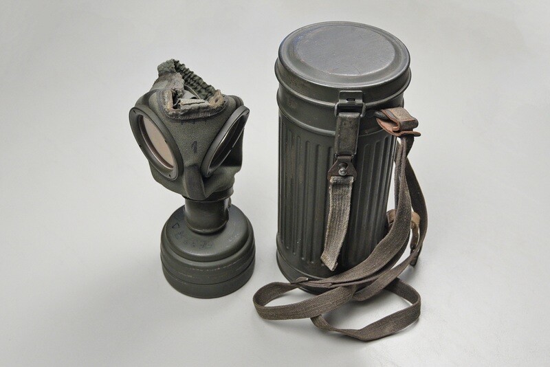 WWII GERMAN MODEL 1938 GAS MASK - COMPLETE