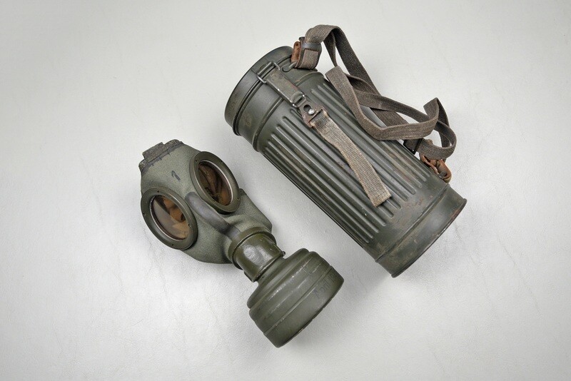 WWII GERMAN MODEL 1938 GAS MASK - COMPLETE