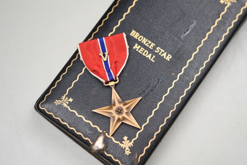 WWII U.S. BRONZE STAR MEDAL w/”V” DEVICE IN BLACK LEATHERETTE CASE
