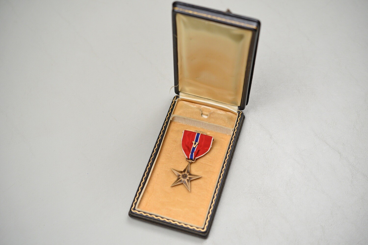 WWII U.S. BRONZE STAR MEDAL w/”V” DEVICE IN BLACK LEATHERETTE CASE