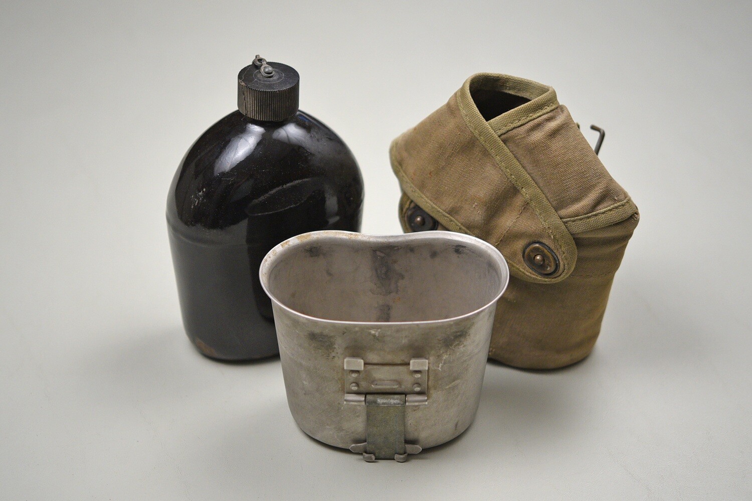 WWII U.S. MARINE CORPS MODEL 1942 BLACK PORCELAIN CANTEEN IN CROSS FLAP CARRIER