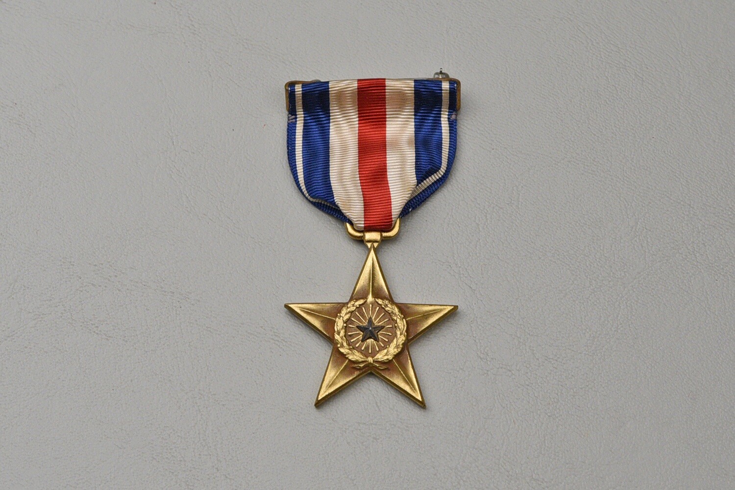 WWII U.S. SILVER STAR MEDAL w/SPLIT BROACH BY BB&amp;B - NUMBERED