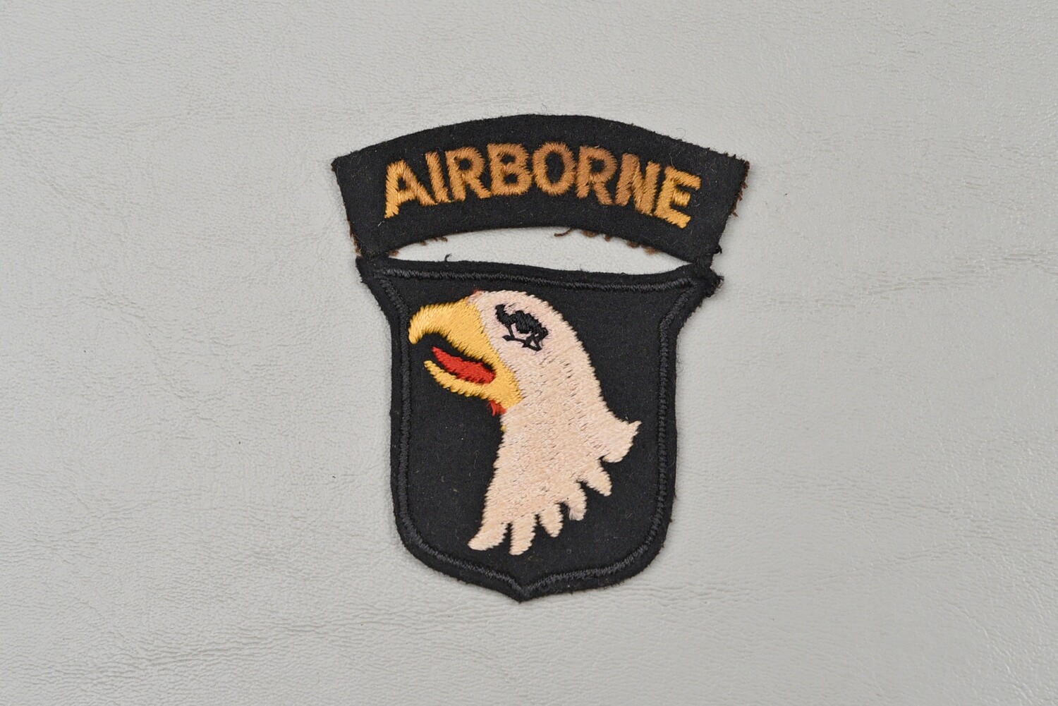 WWII U.S. 101st AIRBORNE DIVISION SHOULDER PATCH - BRITISH MADE