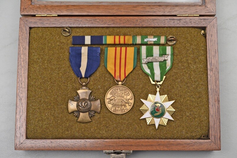 VIETNAM U.S. NAVY CROSS GROUP w/WWII TYPE NAVY CROSS