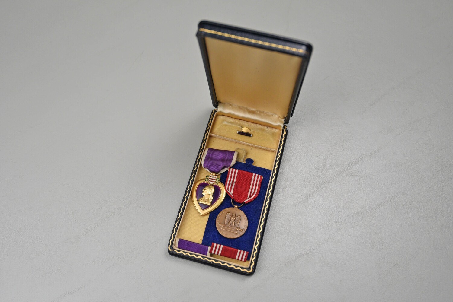 WWII U.S. PURPLE HEART MEDAL/GOOD CONDUCT PAIR IN CASE