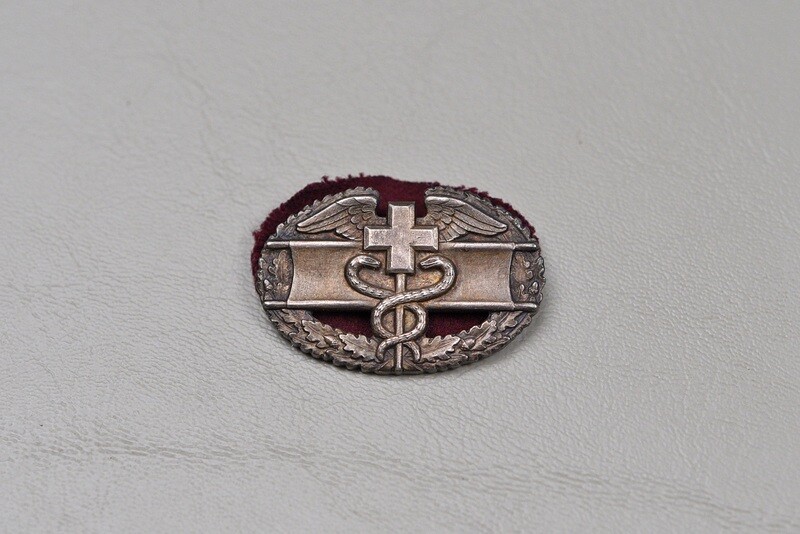 WWII U.S. COMBAT MEDIC BADGE w/MAROON OVAL BACKING WWII U.S. COMBAT MEDIC BADGE w/MAROON OVAL BACKING