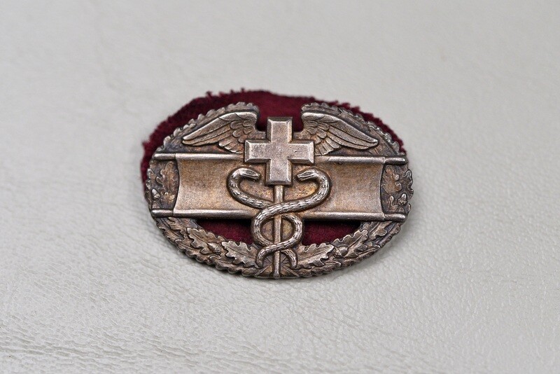 WWII U.S. COMBAT MEDIC BADGE w/MAROON OVAL BACKING