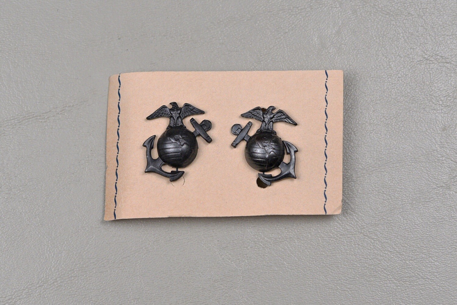 WWII U.S. MARINE CORPS 1937 ENLISTED LAPEL INSIGNIA PAIR ON MANUFACTURER&#39;S CARD