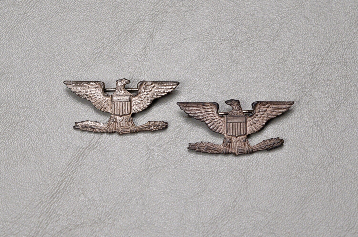 WWII U.S. ARMY COLONEL&#39;S &quot;WAR BIRD&quot; EAGLE RANK INSIGNIA – MATCHED PAIR