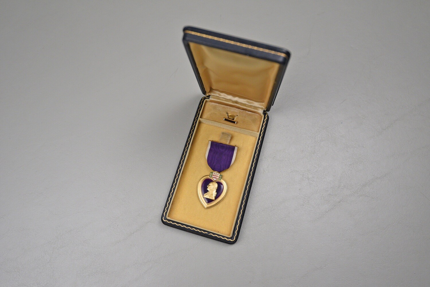 WWII U.S. NAVY/MARINE CORPS TYPE 2 PURPLE HEART IN CASE