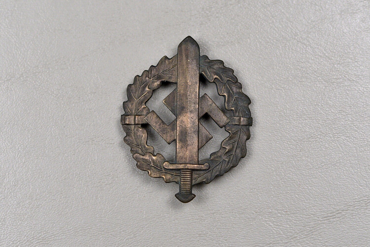 WWII GERMAN SA SPORTS BADGE IN BRONZE BY E. SCHNEIDE - NUMBERED