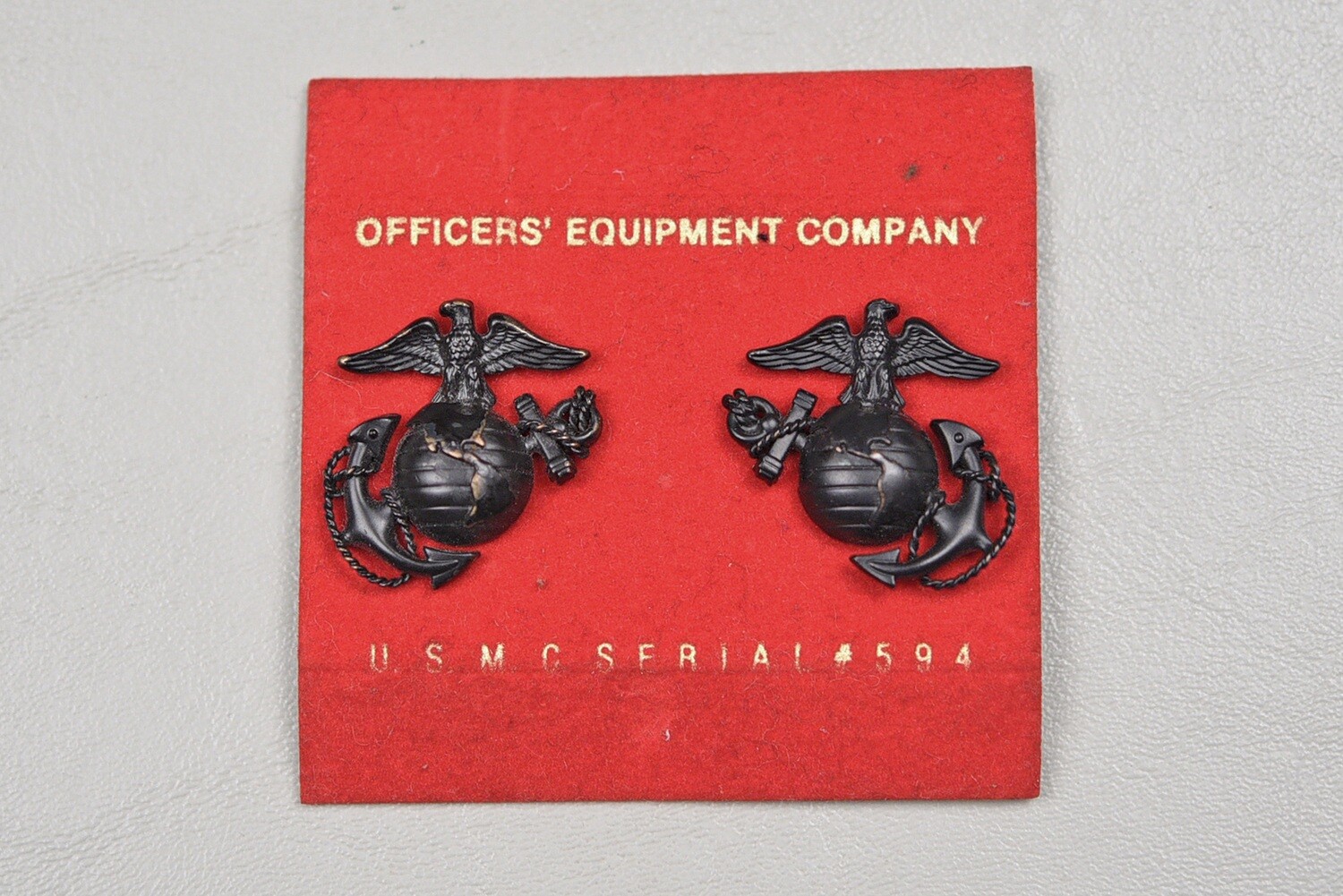 VIETNAM WAR U.S. MARINE CORPS OFFICER&#39;S EGA COLLAR INSIGNIA ON MANUFACTURER&#39;S CARD