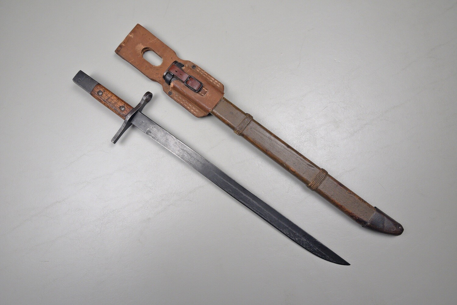 WWII JAPANESE LAST DITCH BAYONET w/RUBBERIZED FROG &amp; WOODEN SCABBARD - NEAR MINT
