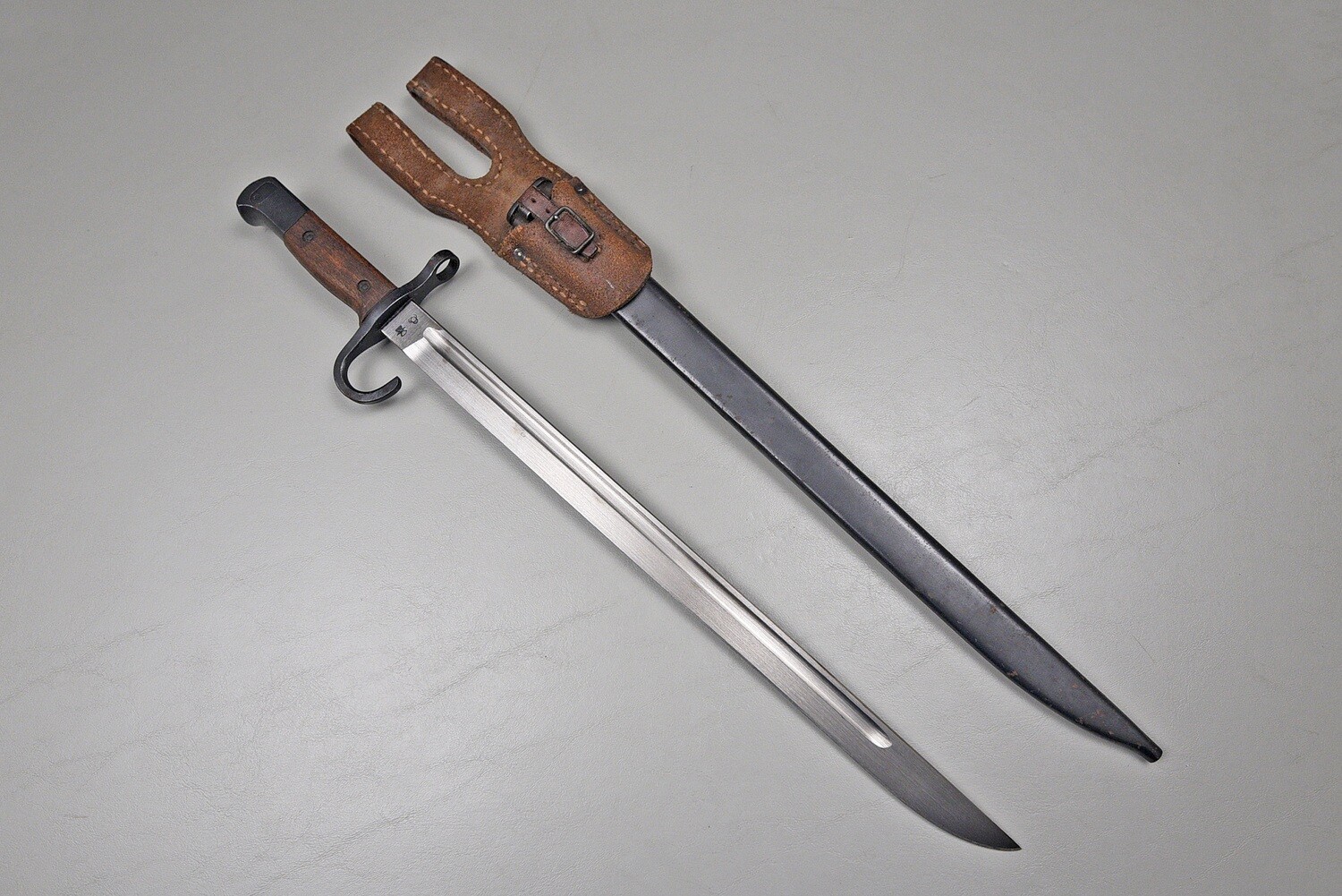 WWII JAPANESE TYPE 30 ARISAKA BAYONET w/LEATHER FROG - KOKURA, NEAR MINT