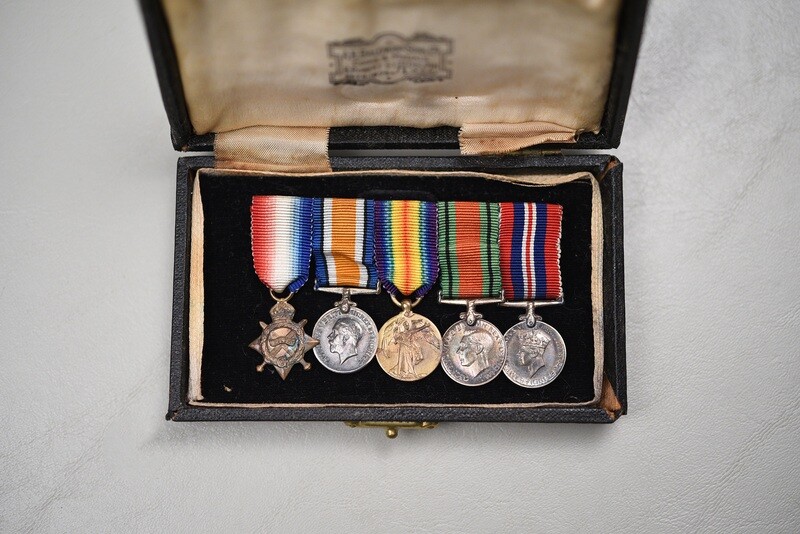 WWI/WWII BRITISH 1914-1918 MINIATURE TRIO GROUP IN CASE