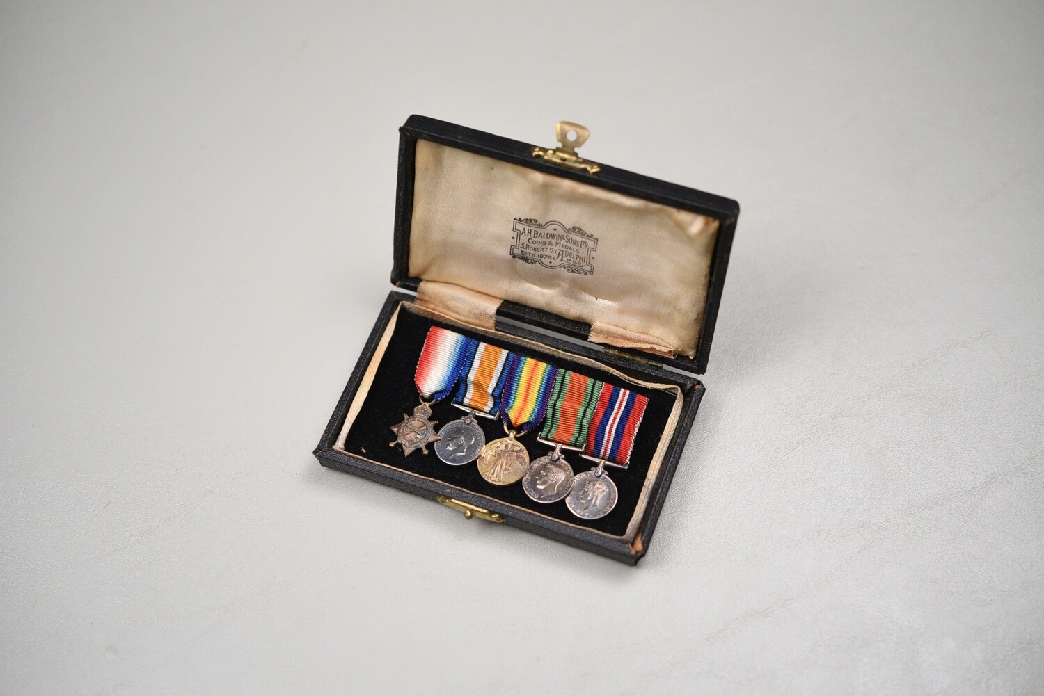 WWI/WWII BRITISH 1914-1918 MINIATURE TRIO GROUP IN CASE
