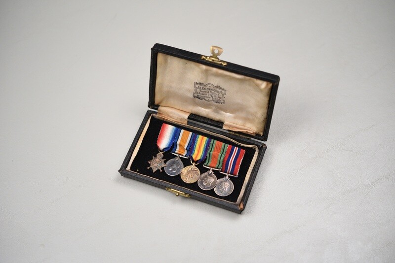 WWI/WWII BRITISH 1914-1918 MINIATURE TRIO GROUP IN CASE WWI/WWII BRITISH 1914-1918 MINIATURE TRIO GROUP IN CASE