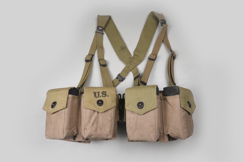 WWII U.S. BROWNING AUTOMATIC RIFLE MAGAZINE BELT w/SUSPENDERS - DATED 1942 WWII U.S. BROWNING AUTOMATIC RIFLE MAGAZINE BELT w/SUSPENDERS - DATED 1942