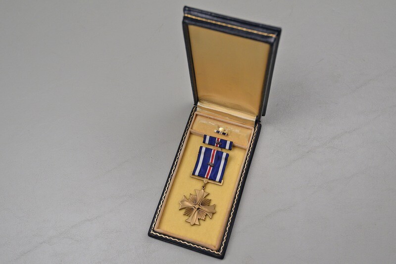 WWII U.S. DISTINGUISHED FLYING CROSS w/OAK LEAF CLUSTER- CASED WWII U.S. DISTINGUISHED FLYING CROSS w/OAK LEAF CLUSTER- CASED