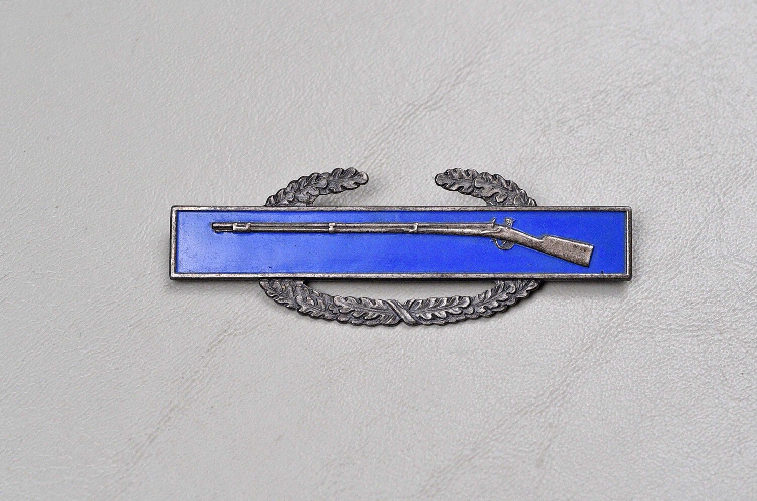 WWII U.S. COMBAT INFANTRY BADGE - PIN BACK