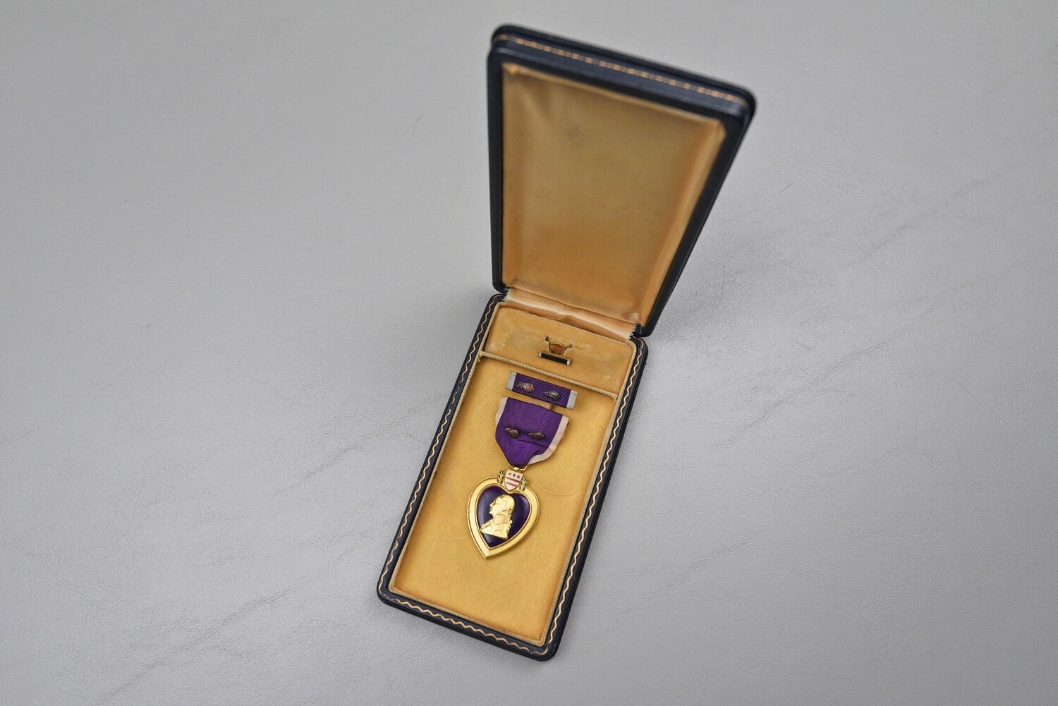 WWII U.S. PURPLE HEART MEDAL w/2 OAK LEAF CLUSTERS IN BLACK LEATHERETTE CASE