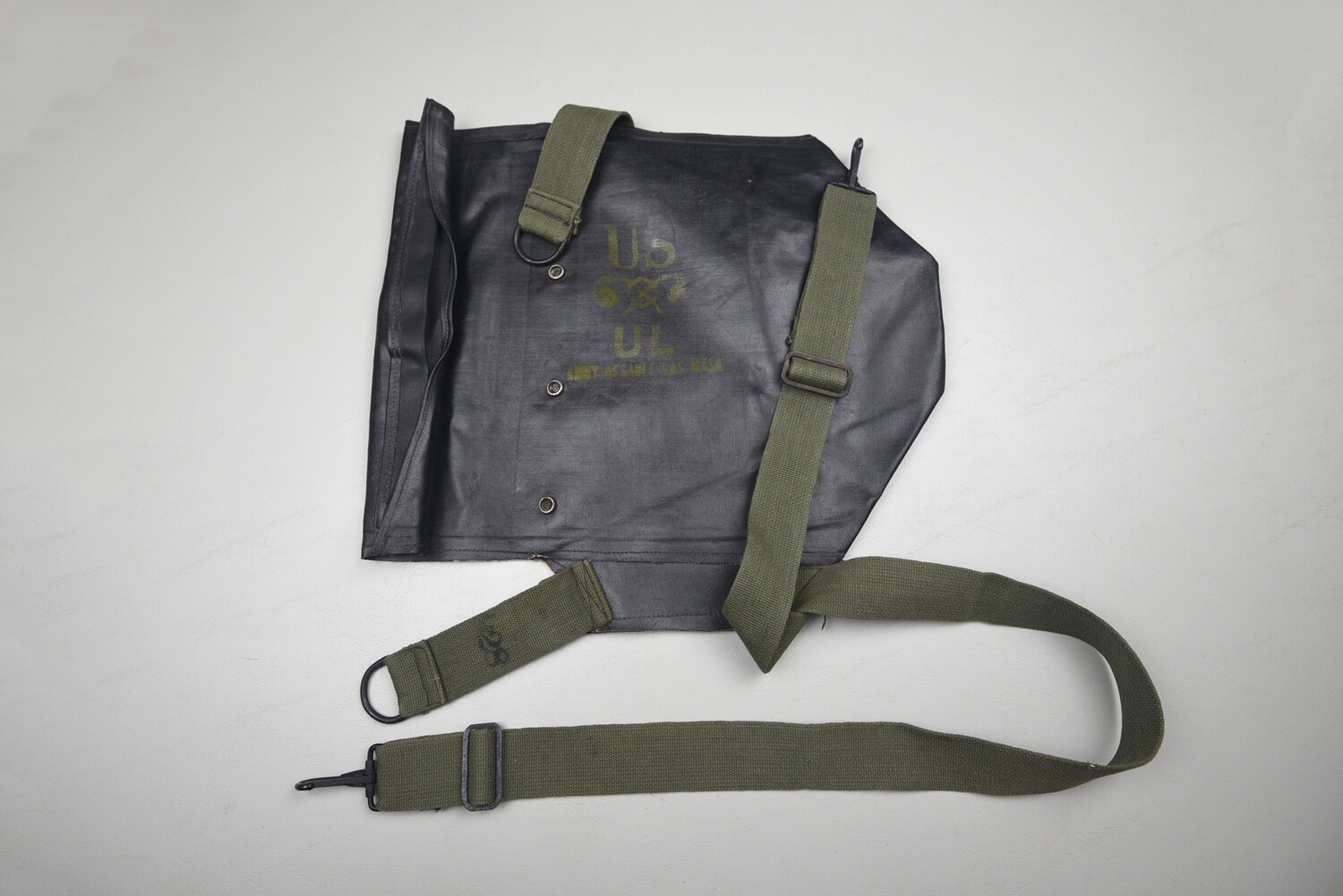 WWII U.S. M7 D-DAY RUBBERIZED GAS MASK BAG - MINT