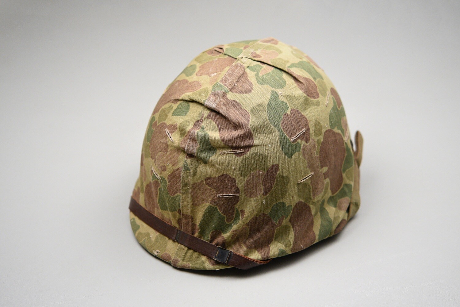 WWII U.S. MARINE CORPS M1 HELMET w/2nd TYPE CAMOUFLAGE COVER