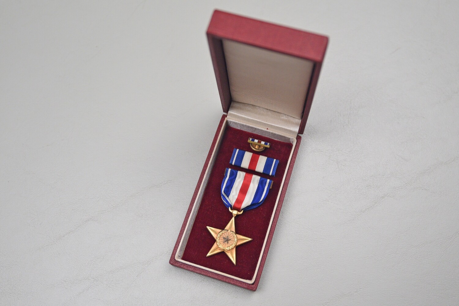 WWII U.S. NAVY/MARINE CORPS SILVER STAR MEDAL IN EARLY RED BOX.