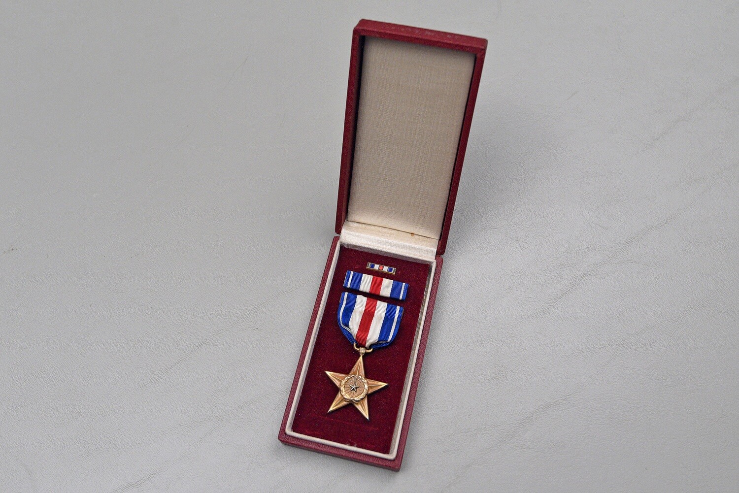 WWII U.S. NAVY/MARINE CORPS SILVER STAR SET IN EARLY RED BOX