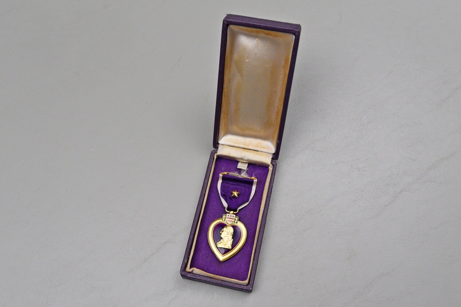 WWII U.S. NAVY/MARINE CORPS PURPLE HEART MEDAL IN PURPLE CASE TO IWO JIMA KIA