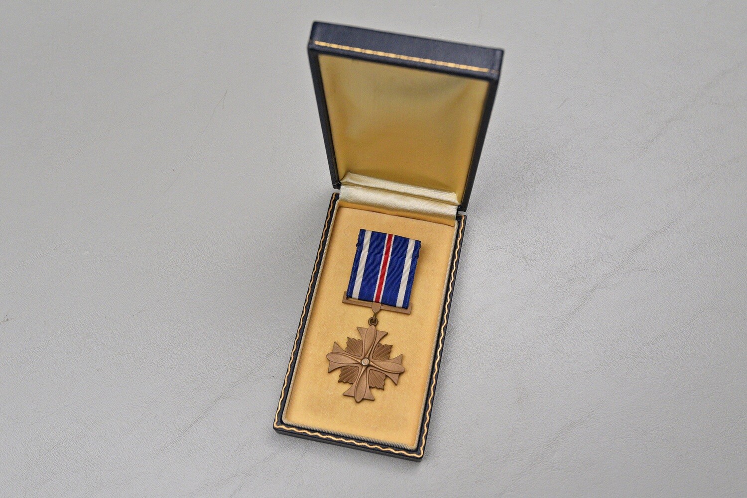 WWII U.S. NAVY DISTINGUISHED FLYING CROSS - NAMED KIA 5 LINE INSCRIPTION - CASED